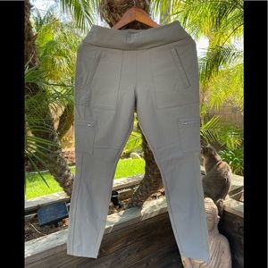 Athleta Headlands Hybrid Cargo pant. Size 10.